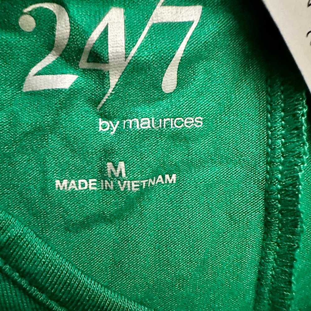 Kelly green Maurice’s 24/7 t-shirt,  new with tags! - Picture 3 of 6